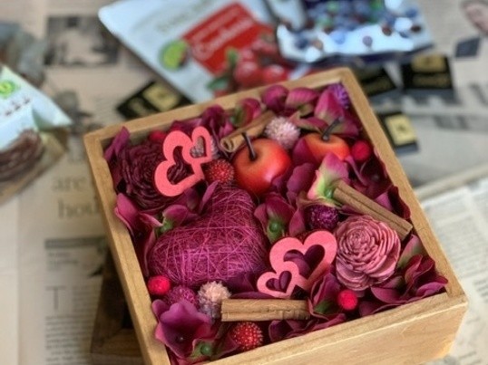 さいたまの バレンタインにもプレゼントできちゃう 赤いっぱいのboxアレンジ By 安斉 リサ ストアカ