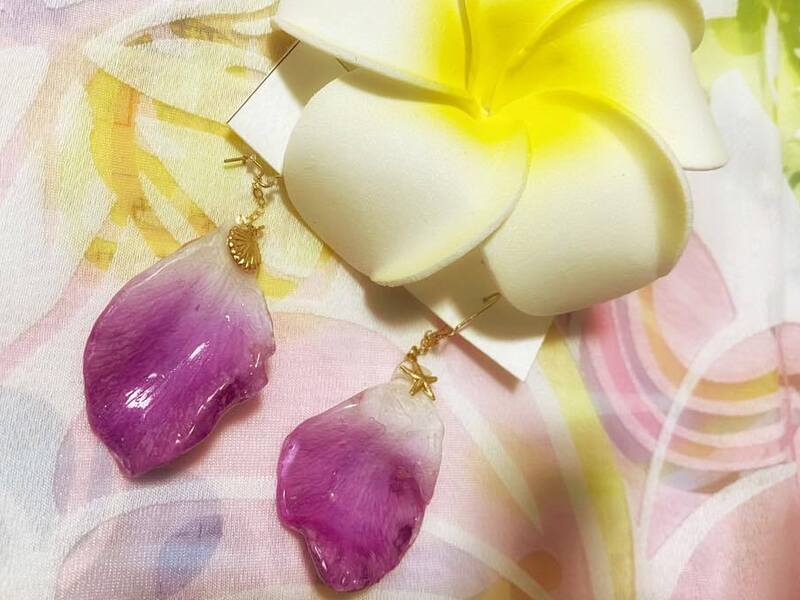 レジン初心者歓迎！】ハワイのお花でアクセサリーを作りませんか 