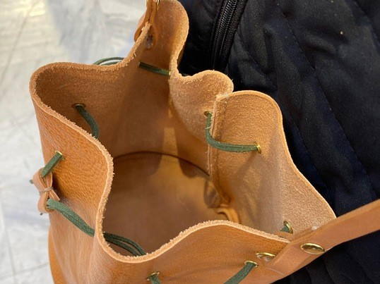 レザー 巾着型ショルダーバッグ ハンドメイド 初めてのレザークラフト】手縫いで作る巾着型ショルダーバッグ / DIY