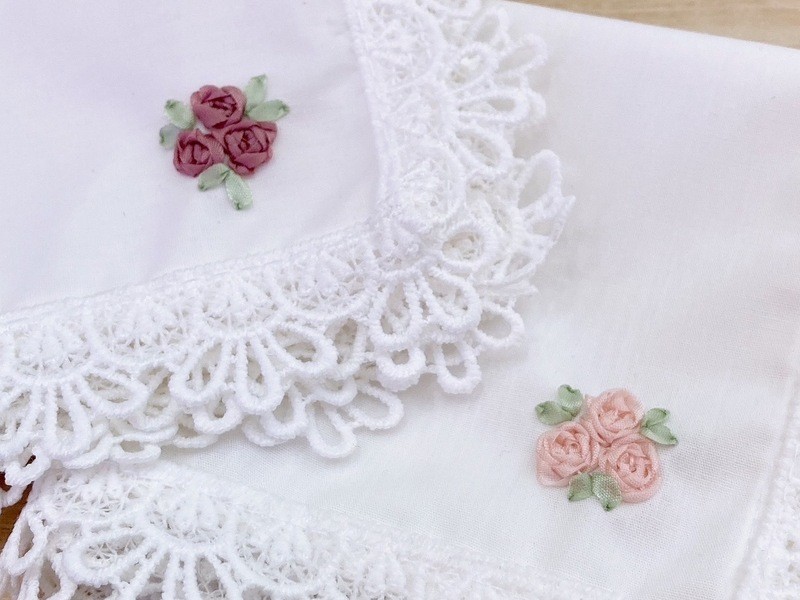 初級①「リボン刺繍のミニバラ レースハンカチ」レッスン / 原 なな