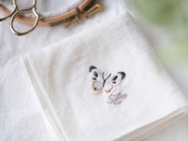 紋白蝶とイニシャルの刺繍のリネンハンカチーフ / 平野 ほざな