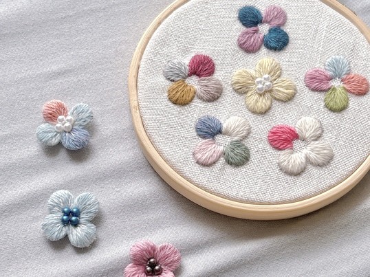 夏休み刺繍講座③ 【立体刺繍でつくるウール糸のお花】 / 小林 さやか