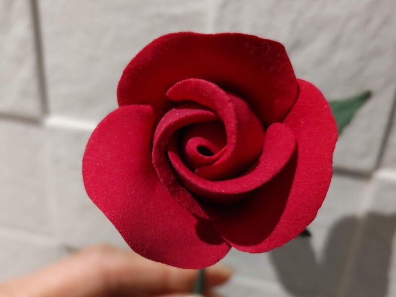 仕事を忘れてリフレッシュ！ オンラインで作る粘土のバラ講座