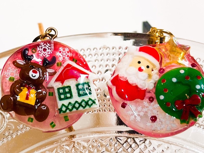 レジンとレザーで作るクリスマスのキーホルダー（4歳以上親子