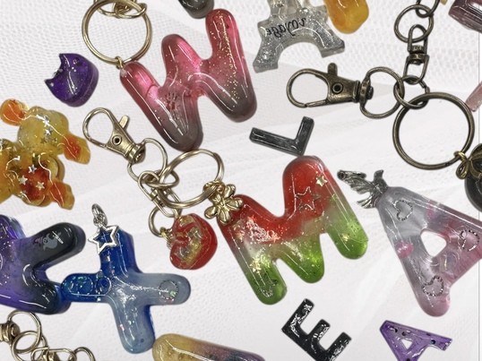 レジンでつくるアルファベットキーホルダー（小1以上保護者同伴