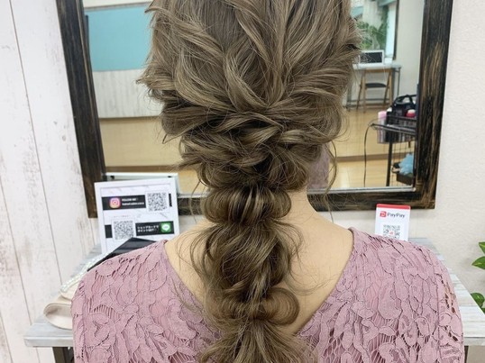 オンライン 対面開催 ヘアセット中級編 最旬 トレンドの編み下ろしスタイル作り By 加藤 圭悟 ストアカ