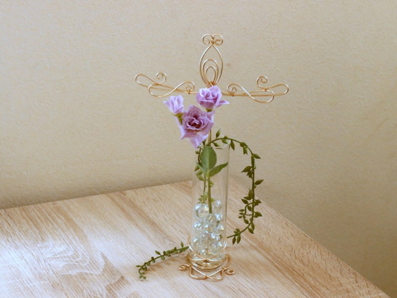 オンライン講座 オンライン ワイヤーで作る アクセサリー 一輪挿しスタンド By 土屋 智恵子 ストアカ