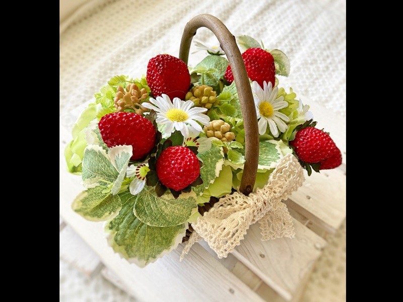 浅草 上野の 春イチゴのバスケットアレンジメント フラワーアレンジ By 由良 瑞穂 ストアカ