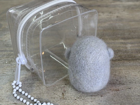 銀色の髪、青い目の人』羊毛フェルト ハンドメイド ケース保管 難易度