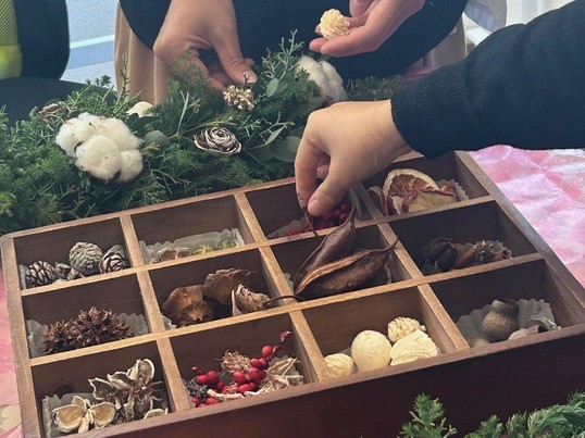 茂る森に佇み寒山に雪が舞う　針葉樹の香り豊かなオーバル型　クリスマス　リース 森の香りに包まれて～針葉樹でつくるクリスマスリース～ / Azu Kuriyama