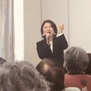 成長のための行動、行動のための学びを提供する教室の講座の風景
