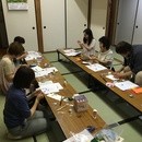 つまみ細工で楽しい時間を過ごしましょう‼︎の講座の風景