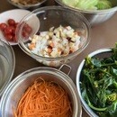 生まれた時から菜食で生活する講師が教える野菜料理の講座の風景