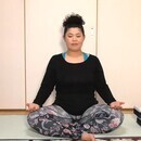 太っているインストラクターが伝えるヨガの講座の風景