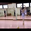 大人が『全力で楽しく』踊るためのバレエスタジオの講座の風景