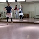 大人が『全力で楽しく』踊るためのバレエスタジオの講座の風景