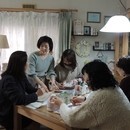 作って癒され、できた！を味わうカルトナージュの講座の風景