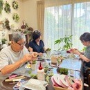 花の魔法でこころの平穏な日常を　フラワースクールの講座の風景