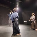 殺陣×瞑想で心身をデトックス「精神と殺陣の部屋」の講座の風景