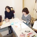 夢中時間へご案内！消しゴムはんこ作りワクワク体験の講座の風景