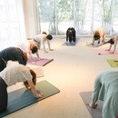 呼吸で心と体を整える。ベーシックなヨガを伝える講師の講座の風景