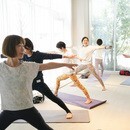 呼吸で心と体を整える。ベーシックなヨガを伝える講師の講座の風景