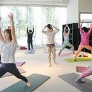 呼吸で心と体を整える。ベーシックなヨガを伝える講師の講座の風景