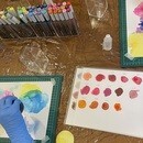 季節のお花と色を楽しむアトリエ講師の講座の風景
