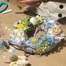 季節のお花と色を楽しむアトリエ講師の講座の風景