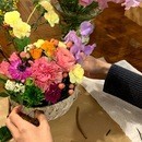 季節のお花と色を楽しむアトリエ講師の講座の風景