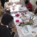つくる楽しさや喜びを実感できるフラワー教室の講座の風景