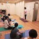 身体の状態を解剖学的に知れるヨガ氣功クラスの講座の風景