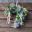 日常を離れて心が和むドライフラワーの花束作りの講座の風景