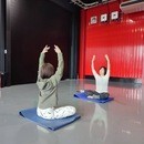 寝転んで行うバレエトレーニングの講座の風景