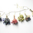 日常を離れて心が和むドライフラワーの花束作りの講座の風景