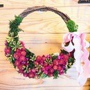 日常を離れて心が和むドライフラワーの花束作りの講座の風景