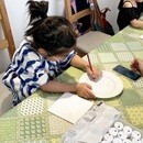 子どもにも本物で！じっくり絵付けワークショップの講座の風景