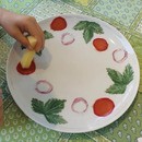 子どもにも本物で！じっくり絵付けワークショップの講座の風景