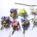 日常を離れて心が和むドライフラワーの花束作りの講座の風景