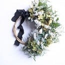 日常を離れて心が和むドライフラワーの花束作りの講座の風景