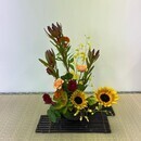 副家元教場で四季折々の花材で楽しくお稽古が出来ますの講座の風景