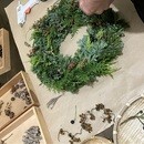 季節のお花と色を楽しむアトリエ講師の講座の風景