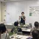 市場直送の新鮮なお花で、癒されるフラワーレッスンの講座の風景