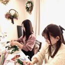 フラワーアレンジ初めての方、ご経験者も楽しめます♪の講座の風景