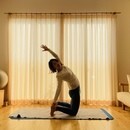 身体と心を労りほぐす/元気を届けるヨガ講師の講座の風景