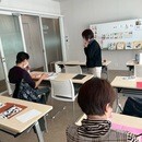 笑顔になれる筆文字アートの講座の風景