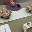 お花とお抹茶で季節のテーブルを彩ります。の講座の風景
