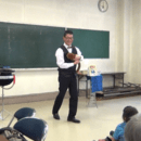 手が小さい関西出身マジシャンの講座の風景