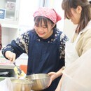 「来たら笑顔になる」料理教室の講座の風景