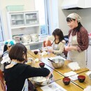 「来たら笑顔になる」料理教室の講座の風景